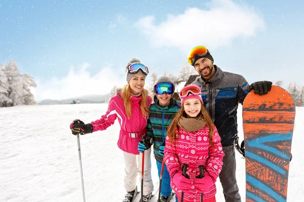 Skidåkare familj tillsammans på skidåkning — Stockfoto