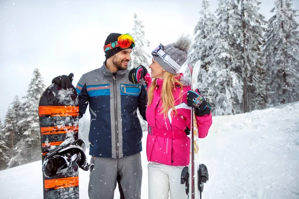 Happy couple on winter holiday skiing — Stock Photo, Image