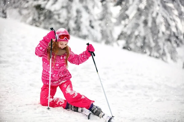 Ragazza sul terreno sciistico pratica per sollevare dal terreno innevato — Foto Stock