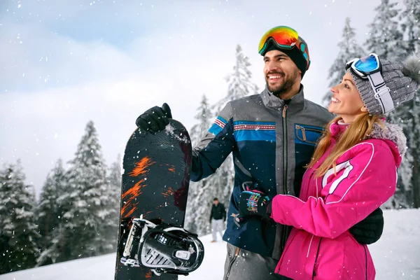 Пара сноубордистов — стоковое фото