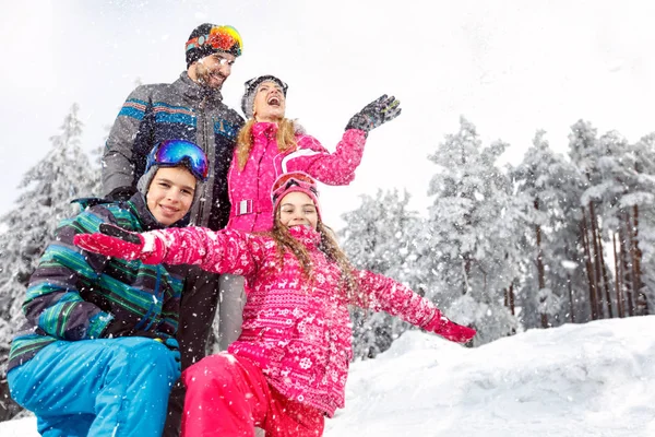 Niños con padres en la naturaleza nevada en las vacaciones de invierno —  Fotos de Stock