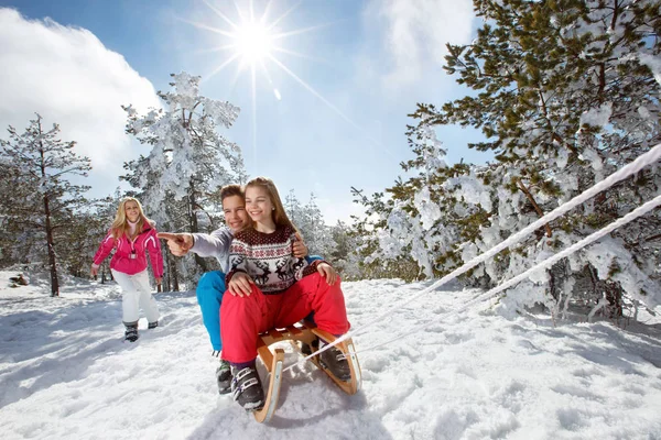 Niños disfrutando en trineos en vacaciones de invierno —  Fotos de Stock