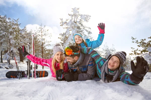 Família alegre que se diverte na neve — Fotografia de Stock