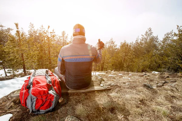 Zadní pohled na turisty na pauza od turistiky — Stock fotografie