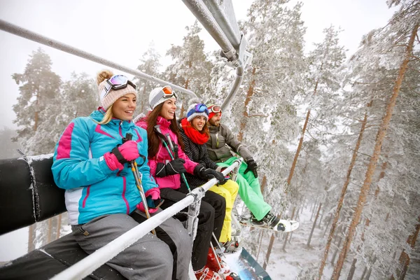 Women and man in ski lift together — Stock Photo, Image