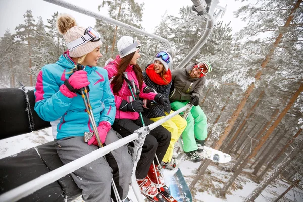 Gente alegre yendo al terreno de esquí — Foto de Stock