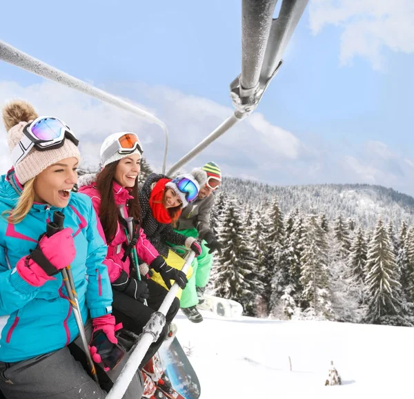 Glückliche Skifahrer im Skilift im Skigebiet — Stockfoto