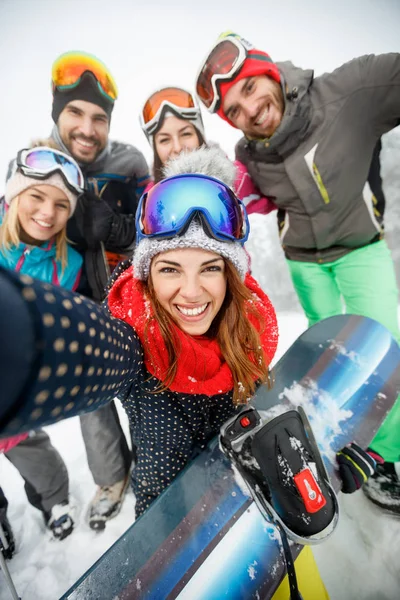 Chica con amigos en el esquí —  Fotos de Stock