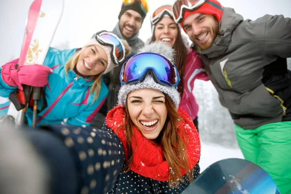 Chica en el esquí con el grupo de amigos —  Fotos de Stock