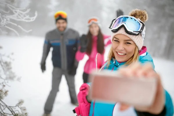 Frau macht Selfie beim Skifahren — Stockfoto