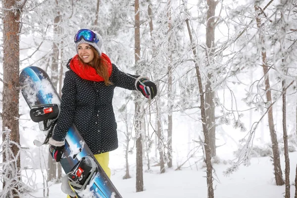 Glad kvinna med styrelsen på berget — Stockfoto