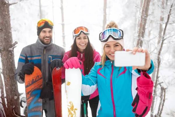 Jeunes snowboarders prenant selfie ensemble — Photo