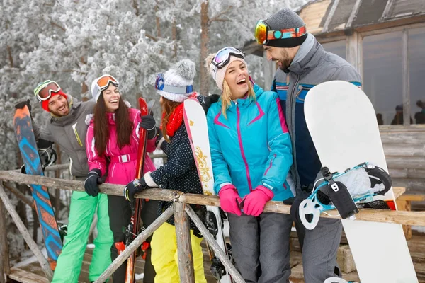 Gemeinsam glückliche Skifahrer — Stockfoto