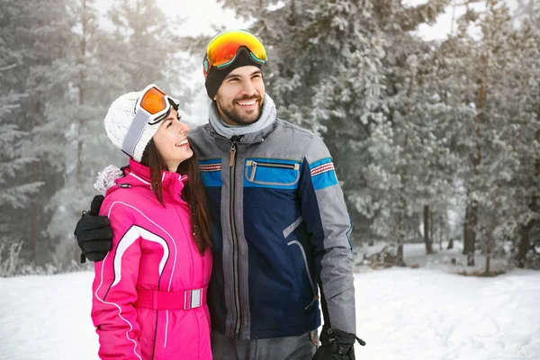 Esquiadores pareja en el amor en la montaña en el esquí — Foto de Stock