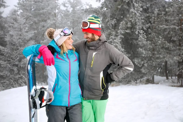 Lyckliga paret på skidåkning — Stockfoto