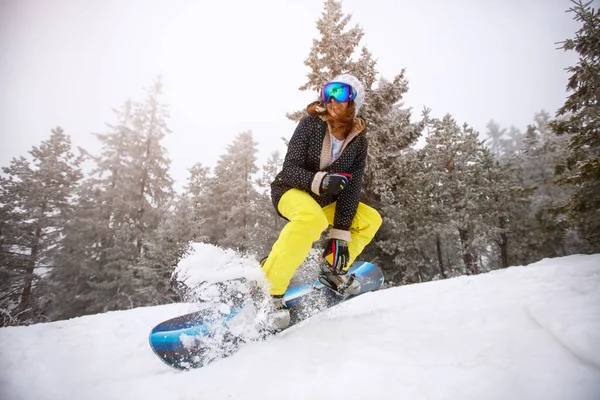 Snowboarderin auf Skipiste in Aktion — Stockfoto