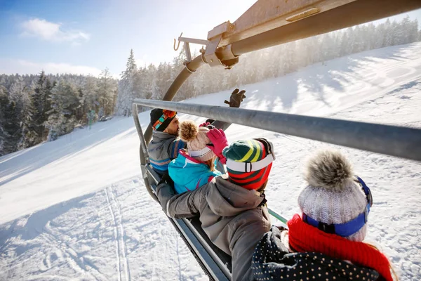 Achteraanzicht van skiërs in skilift — Stockfoto