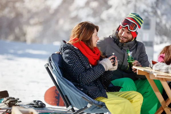Esquiadores casal beber e falar no café sobre esqui — Fotografia de Stock