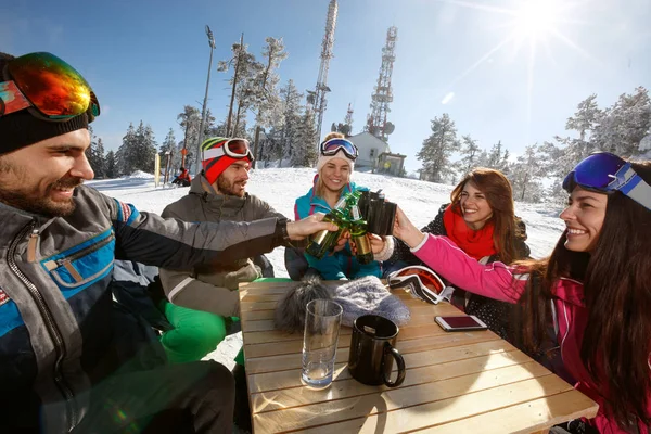 Esquiadores brindan en grupo con bebidas en la cafetería en terreno de esquí — Foto de Stock
