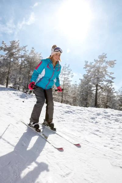 Flicka skidåkning i berg — Stockfoto