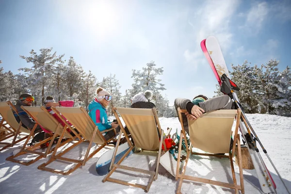 Vrienden op skiën achteraanzicht zonnebaden in zonnebank op ski terrein, — Stockfoto