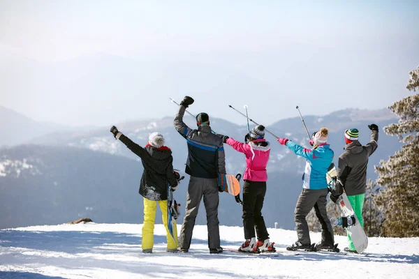 Skiërs in berg met ski stokken, achteraanzicht — Stockfoto