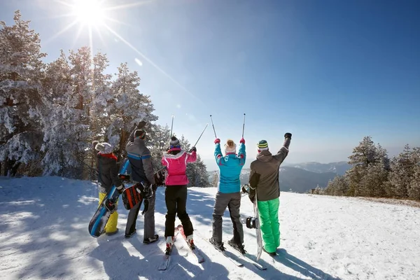 Groep skiërs op skiën in Bergen, achteraanzicht — Stockfoto