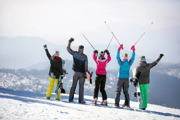Visão traseira dos esquiadores na montanha Imagem De Stock