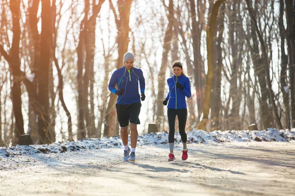 Coppia che corre all'aperto — Foto Stock