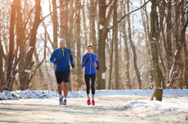 Doğada çalışan çift