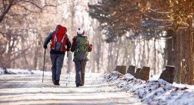 Yürüyüşçüler çift ile sırt çantaları, arkadan görünüm