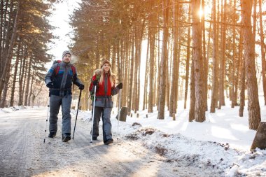Genç dağcılar çift dağda yürüyüş