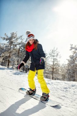 Kız snowboard dağ yamacında, Kayak Merkezi