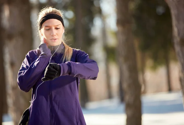 Sportswoman misurare il polso durante l'allenamento — Foto Stock