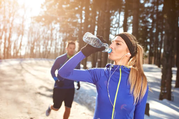 Sportvrouw op opleiding drinkwater — Stockfoto