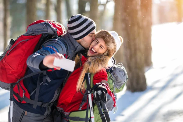 Paar van bergbeklimmers selfie te nemen op de winter — Stockfoto