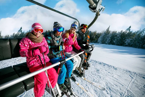 雪山滑雪缆车上的人们正在举起 — 图库照片