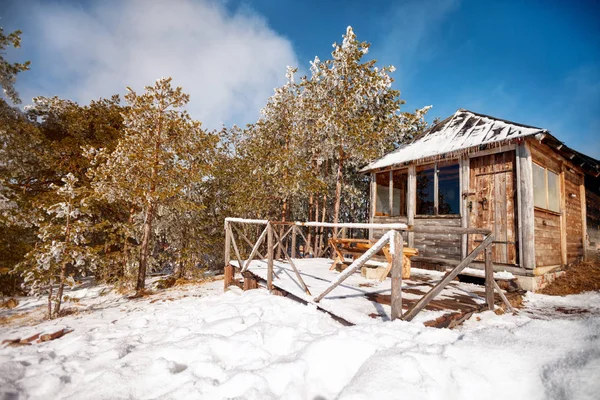 Pretty snow-covered wood cabin in winter — Stock Photo, Image