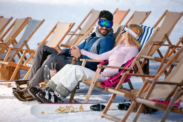 Casal relaxar juntos ao sol nas montanhas — Fotografia de Stock