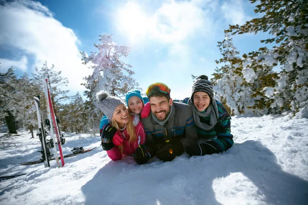 滑雪, 冬天, 雪, 阳光和有趣的家庭享受在寒假 — 图库照片
