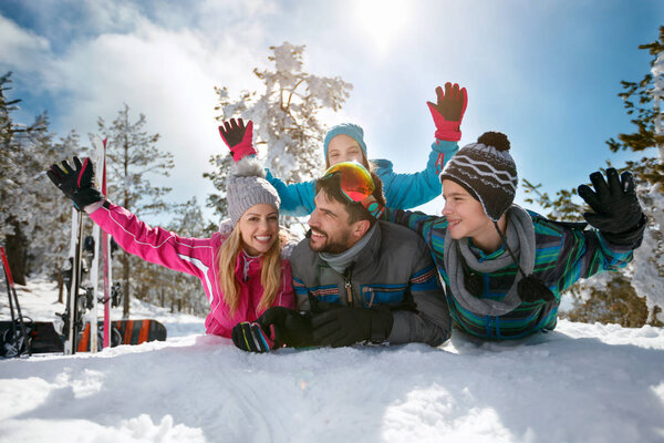 Семья на лыжном отдыхе весело
