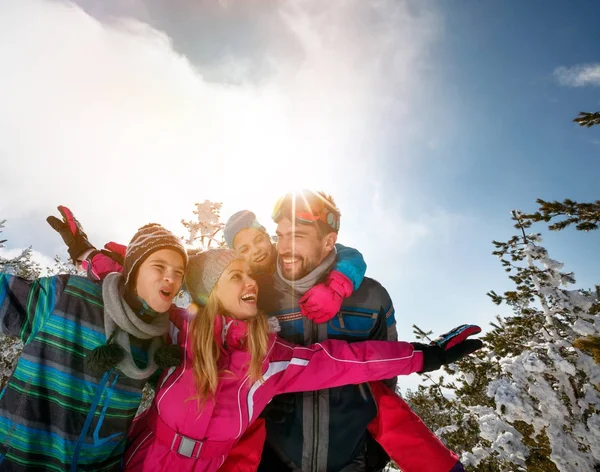 Familia en vacaciones de esquí en las montañas divirtiéndose —  Fotos de Stock