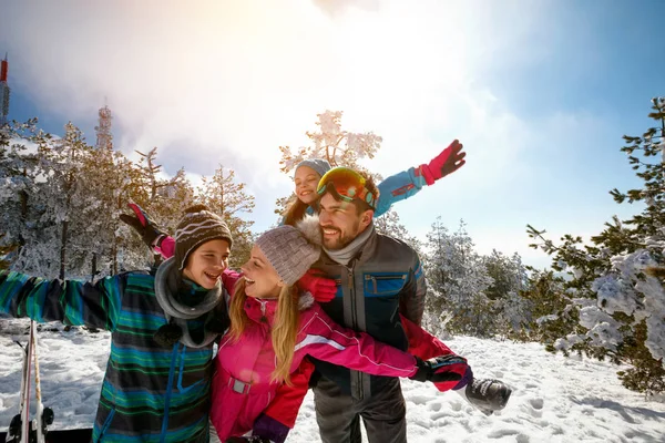 Familia con niños en vacaciones de esquí de invierno — Foto de Stock