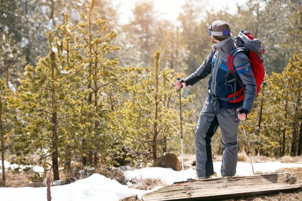 Hiking in the mountains- man in the mountains — Stock Photo, Image