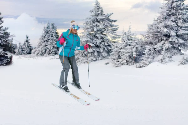 Meisje skiërs op de helling op ski-oord in de bergen — Stockfoto