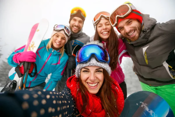 Grupo de amigos divirtiéndose en los días de invierno y haciendo selfie —  Fotos de Stock