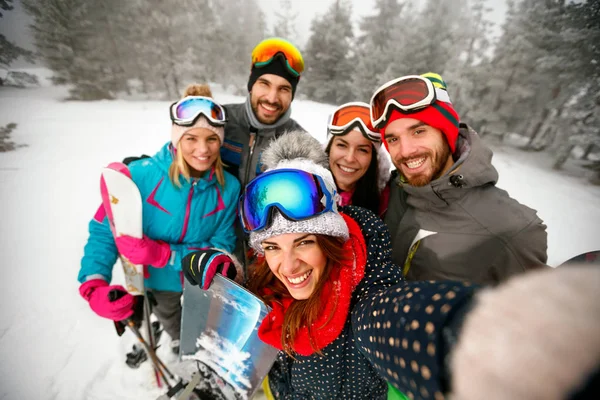 Inverno, esporte extremo e conceito de pessoas - amigos se divertindo — Fotografia de Stock