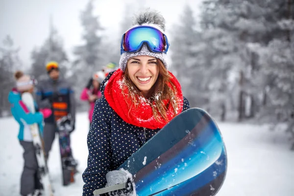 Snowboarder feminino em férias de inverno — Fotografia de Stock