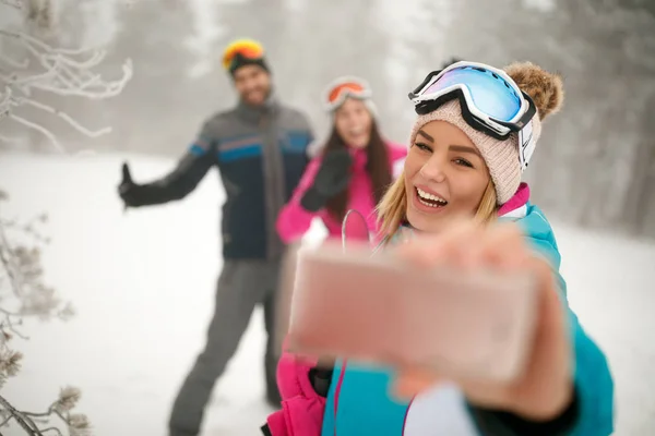 Aventura, viajes, senderismo y concepto de personas - amigos haciendo selfie — Foto de Stock