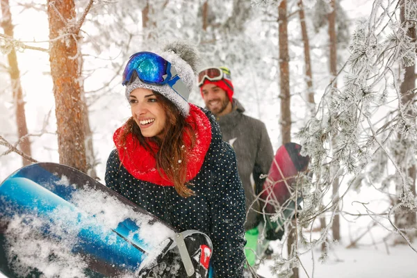 Amigos snowboarder divertirse en la niebla invierno bosque —  Fotos de Stock